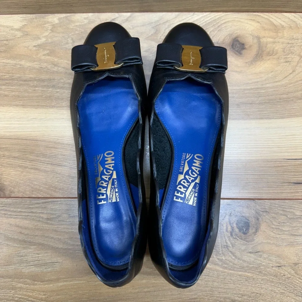 Salvatore Ferragamo Vara‎ Shell Pumps 7 D Black Leather Scalloped Low Heel